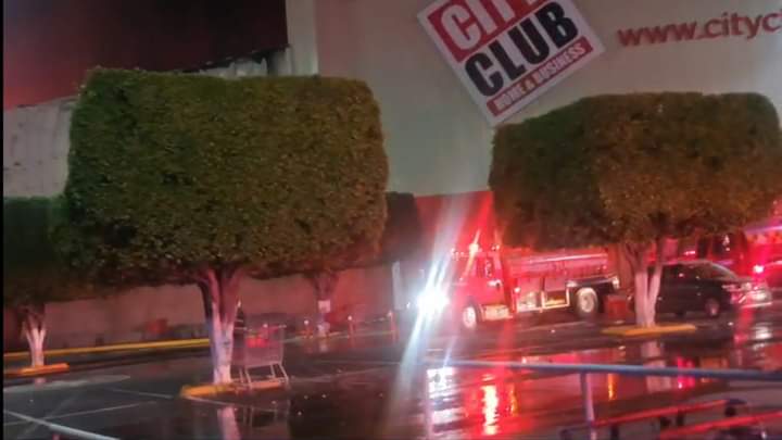 TLAQUEPAQUE APOYA A ZAPOPAN EN EL COMBATE AL INCENDIO EN CENTRO COMERCIAL DE AV. CORDILLERAS